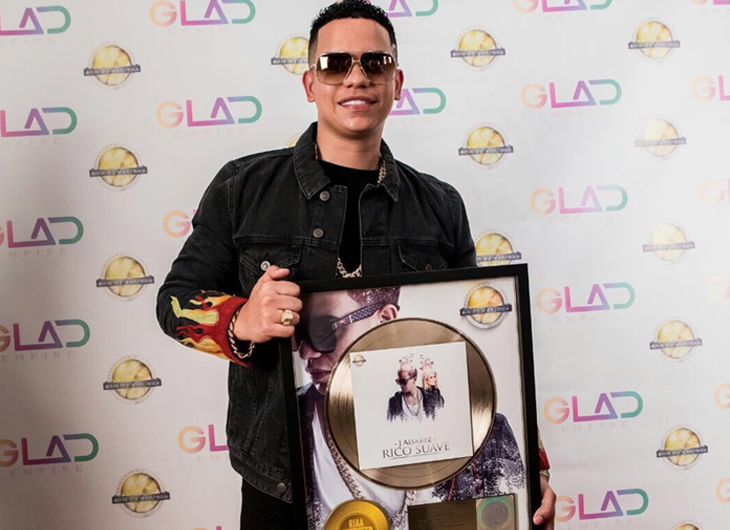 J ÁLVAREZ recibe Disco de Oro por su sencillo «RICO SUAVE»