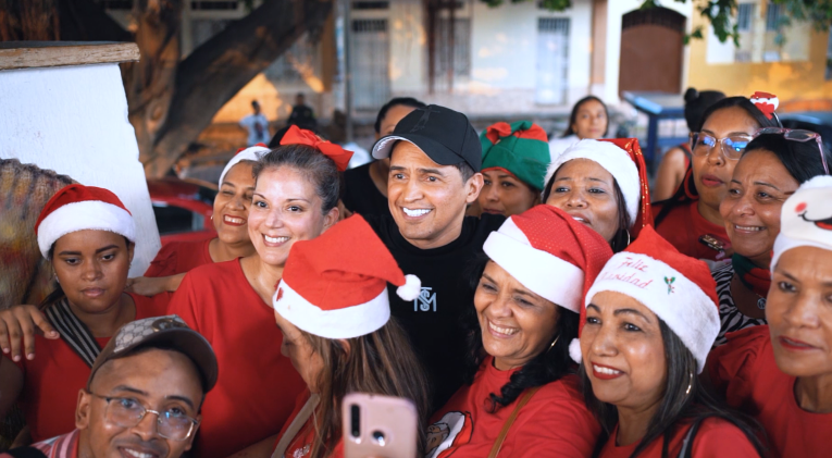 Los niños de Villanueva reciben con anhelo y alegría a Jorge Celedón en esta época navideña