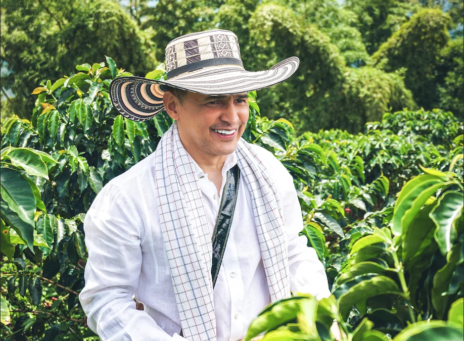 Jorge Celedón convierte el sabor del café en un nuevo himno de identidad colombiana y presenta “Ay Ombe Coffee by Jorge Celedón”